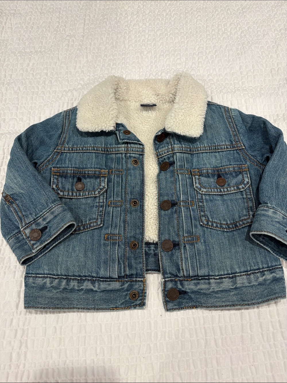 GAP Baby Blue Denim Jacket with Cream Sherpa Lining
Size 12-18 months